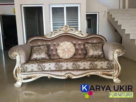 Sofa ukir Santai ini terbuat dari bahan material kayu jati berkualitas tinggi dengan desain mewah, adalah sebuah sofa ruang santai dan ruang keluarga