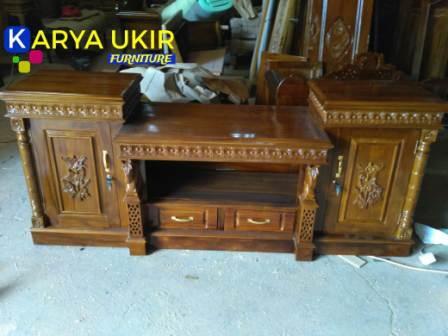Meja TV halmahera adalah sebuah meja hias dan meja kopi yang terbuat dari bahan material kayu jati pilihan dengan motif ukiran Jepara