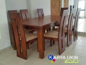 Meja kayu jati memang memiliki gaya yang berbeda dari meja yang berbahan dasar besi ataupun bahan plastik atau yang lainya