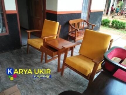 kursi teras minimalis dan sebuah jenis kursi depan rumah atau kursi hotel yang terbuat dari bahan material kayu jati pilihan juga murah