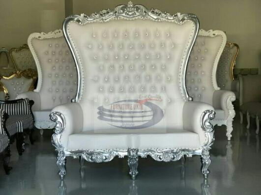 kursi pelaminan mewah dengan bahan material kayu jati sangat cocok anda gunakan untuk sebagai dekorasi pernikahan mewah dan Royal Wedding