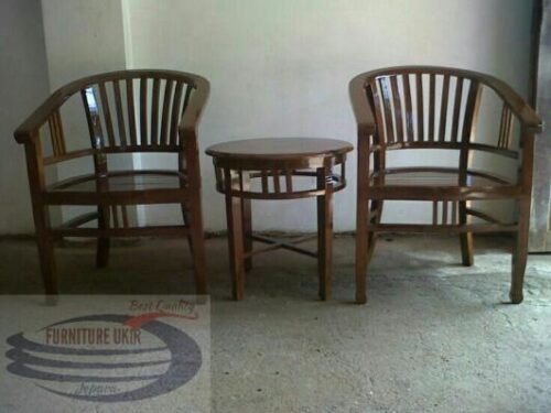 Kursi teras Betawi adalah salah satu jenis kursi santai yang terbuat dari bahan material kayu jati. Biasanya Kursi ini digunakan di depan rumah