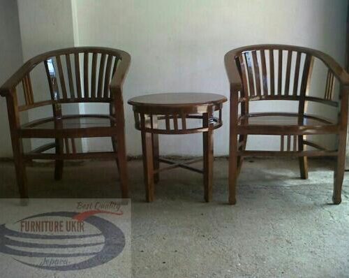 Kursi teras Betawi adalah salah satu jenis kursi santai yang terbuat dari bahan material kayu jati. Biasanya Kursi ini digunakan di depan rumah