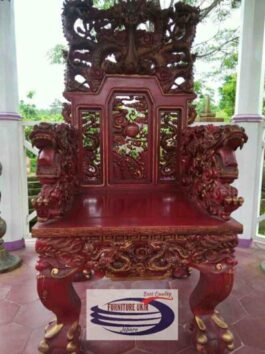 Kursi altar klasik adalah sebuah kursi ukir relief untuk sembahyang dengan seni ukiran naga yang cocok ditempatkan pada Klenteng maupun rumah pribadi