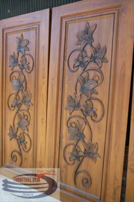 Pintu ukir Jati dengan motif bunga atau yang biasa disebut dengan pintu Kupu Tarung model pahatan mewah