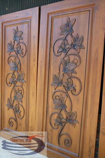 Pintu ukir Jati dengan motif bunga atau yang biasa disebut dengan pintu Kupu Tarung model pahatan mewah