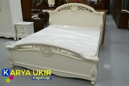Gambar dipan sintana jati dengan model vintage dan juga unik yang terbuat dari bahan material kayu jati pilihan cat duco warna putih ukiran khas Eropa