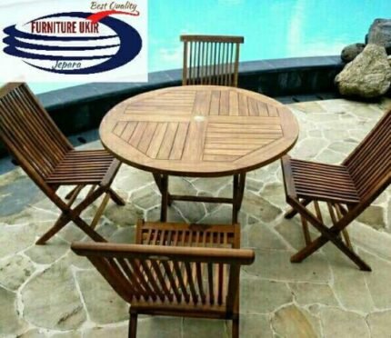 Meja makan kolam renang minimalis yang terbuat dari bahan material kayu jati dengan desain terbaru dan modern juga yang biasa disebut dengan meja payung Jati