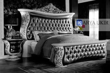 Tempat tidur ukir dengan bahan material kayu jati yang yang dicat menggunakan warna putih kombinasi warna gold dan juga jok berkualitas tinggi kelas istana