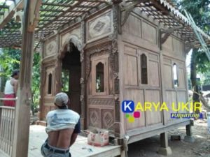 Rumah Panggung Jati ukir adalah sebuah rumah adat kayu lawasan dengan nilai kesenian ukiran khas kota Jepara yang sangat indah