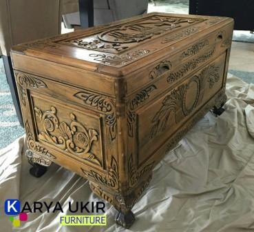 Kotak penyimpanan kuno dan meja ukiran jepara ini adalah jenis meja kuno yang cocok untuk digunakan pada kursi tamu dan untuk penyimpanan benda berharga