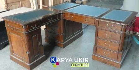 Sebuah meja customer service dengan bahan material kayu jati Ini adalah salah satu meja resepsionis untuk sebuah kantor minimalis maupun klasik