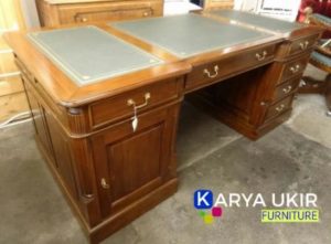 Meja kerja mewah dengan bahan material kayu jati pilihan buatan kami ini adalah sebuah meja kantor khusus bagi anda para bos dan direktur