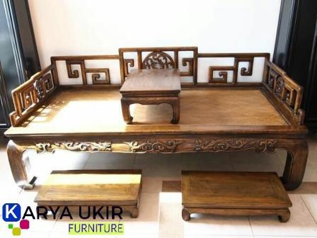 Kursi hoki dengan ukiran naga khas Tionghoa Ini adalah sebuah bangku atau bale-bale dengan seni ukiran 3 dimensi bentuk naga