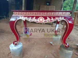 Meja altar atau yang biasa disebut dengan meja sembahyang di dalam klenteng maupun Wihara ini terbuat dari bahan material kayu jati pilihan