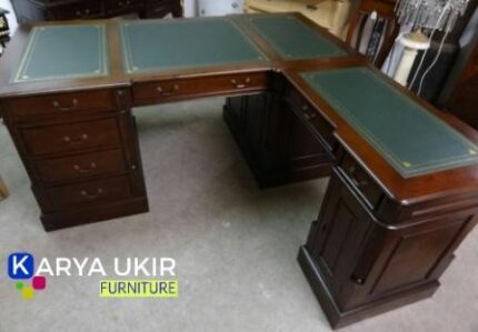 Sebuah meja customer service dengan bahan material kayu jati Ini adalah salah satu meja resepsionis untuk sebuah kantor minimalis maupun klasik