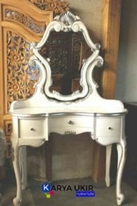 Meja dandan mewah dengan bahan material kayu jati Ini adalah sebuah meja rias atau tolet dengan bahan material berkualitas tinggi