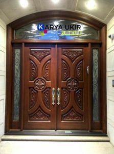Pintu kupu tarung mewah Jepara adalah sebuah gawang pintu komplit dengan jenis pintu rumah mewah ini terbuat dari bahan kayu jati Jepara asli