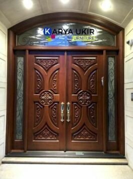 Pintu kupu tarung mewah Jepara adalah sebuah gawang pintu komplit dengan jenis pintu rumah mewah ini terbuat dari bahan kayu jati Jepara asli