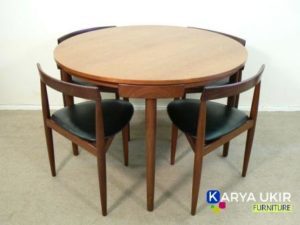 Solusi meja makan ruangan sempit untuk ditempatkan pada ruang makan yang kecil dengan bahan material kayu jati minimalis modern
