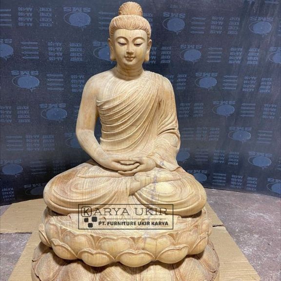 Pembuat Patung Buddha kayu jati atau yang biasa disebut dengan Tukang patung untuk sembahyang bagi yang beragama Budha dan konghucu