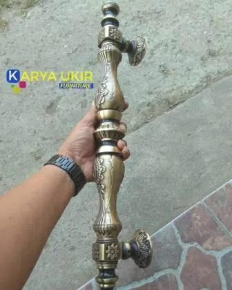 Pegangan pintu mewah atau yang biasa disebut dengan handle pintu ukir yang terbuat dari bahan material logam kuningan asli kualitas tinggi
