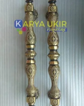 Pegangan pintu mewah atau yang biasa disebut dengan handle pintu ukir yang terbuat dari bahan material logam kuningan asli kualitas tinggi