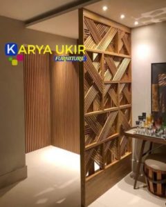 Pembagi ruangan atau penyekat ruangan alami dengan desain minimalis modern yang cocok untuk apartemen maupun rumah bahan kayu jati