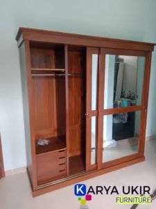 Lemari hemat ruangan minimalis atau yang biasa disebut dengan lemari kaca pintu geser atau Sleding bahan material kayu jati