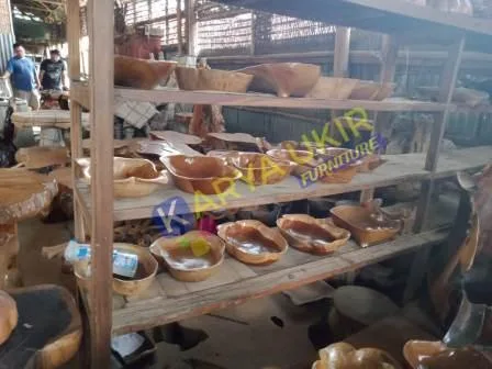 Piring kayu jati yang terbuat dari bahan material akar-akaran pohon dengan diameter besar atau yang biasa disebut dengan mangkok kayu jati harga murah