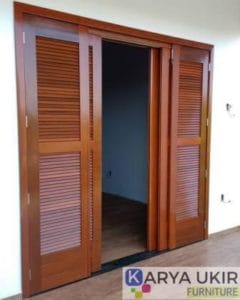 Pintu garasi geser dengan bahan material kayu jati atau yang biasa disebut dengan gerbang garasi mobil sliding dengan desain minimalis modern