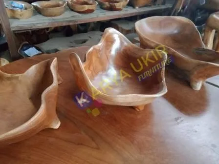 Piring kayu jati yang terbuat dari bahan material akar-akaran pohon dengan diameter besar atau yang biasa disebut dengan mangkok kayu jati harga murah