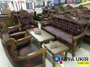 Toko furniture Pasuruan murah dengan ukiran khas kota Jepara seperti kursi tamu mewah lemari ukir sampai dengan tempat tidur mewah Jepara harga murah