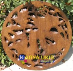 Seni hiasan ukir naga atau yang biasa disebut pajangan kayu bentuk naga 3 dimensi khas Cina yang terbuat dari bahan material kayu jati