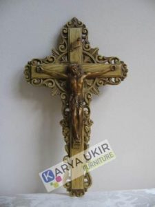 Patung salib Yesus yang terbuat dari bahan material kayu jati atau yang biasa disebut dengan ukiran salib desain klasik 3D seni umat kristen dan katolik