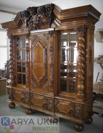 Lemari hias klasik Jepara adalah sebuah lemari hias model kuno atau jadul yang sengaja diperuntukkan untuk para pecinta furniture dengan desain antik
