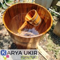 Ember kayu jati model klasik atau yang bisa disebut juga sebagai bak penampung air dari kayu solid kualitas terbaik harga murah Jepara