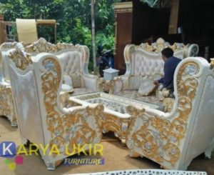Set kursi tamu model Balikpapan desain mewah layaknya hunian di dalam istana apakah Anda datang pada pembuat kursi tamu khas Kalimantan terbaik