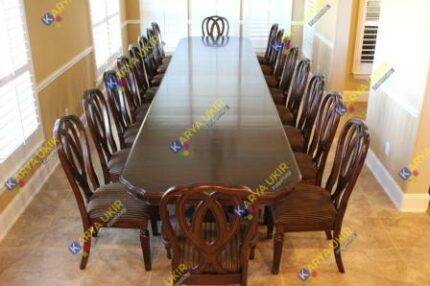 Meja makan keluarga besar desain mewah dengan jumlah anggota banyak juga disebut dengan meja makan ukuran jumbo kayu jati jumlah kursi banyak juga bisa buat meja reuni dan perkumpulan