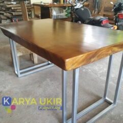 Meja kaki besi yang terbuat dari bahan material kayu tebal Trembesi atau yang biasa disebut dengan meja makan kayu kombinasi stainless