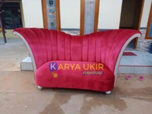 Desain sofa panjang untuk 3 dudukan atau siter bahkan sofa empuk untuk keluarga mewah warna merah model layar untuk artis anang arsyanti