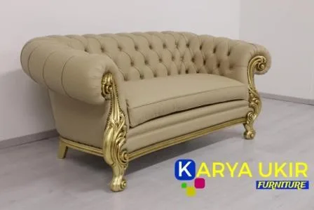 Kursi santai Chester dengan model mewah atau juga bisa disebut dengan bangku santai nonton TV ukiran Jepara empuk nyaman digunakan