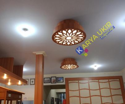 Hiasan lampu plafon kayu atau yang biasa disebut dengan lampu gantung yang menempel pada plafon ruangan yang di desain khusus untuk menghiasi plafon ruangan