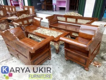 Kursi tamu ukir paling murah ini adalah salah satu model bangku ruang tamu dengan desain klasik dengan ukiran khas kota Jepara