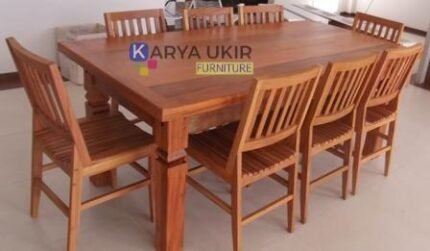 Meja makan santai kayu jati ini adalah salah satu jenis set meja makan minimalis modern 8 kursi yang cocok untuk samping rumah maupun ruangan makan utama