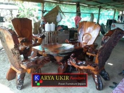 Kursi akar jati Unik ini adalah jenis furniture yang dibuat dari limbah pohon jati yang di bentuk sedemikian rupa sehingga terlihat klasik dan antik