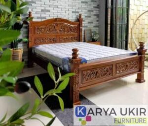 Ranjang ukir murah kayu jati 01 atau yang biasa disebut dengan tempat tidur ukiran Jepara dengan desain klasik harga ekonomis