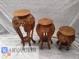 Meja Pot bunga atau yang biasa disebut dengan meja untuk vas kembang hias ruangan tamu yang terbuat dari bahan material kayu jati ukiran khas kota Jepara