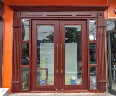 Pintu kaca rumah mewah yang terbuat dari bahan material kayu jati pilihan atau yang biasa disebut dengan pintu kayu dengan desain kaca modern