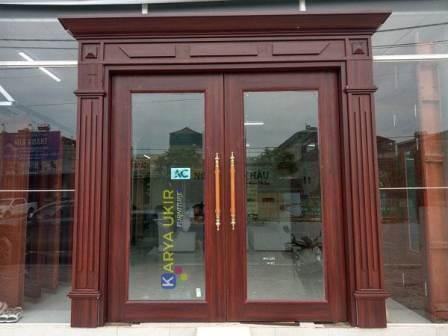 Pintu kantor minimalis kayu jati atau yang biasa disebut dengan pintu kantor modern model kaca desain terbaru dan ala eropa